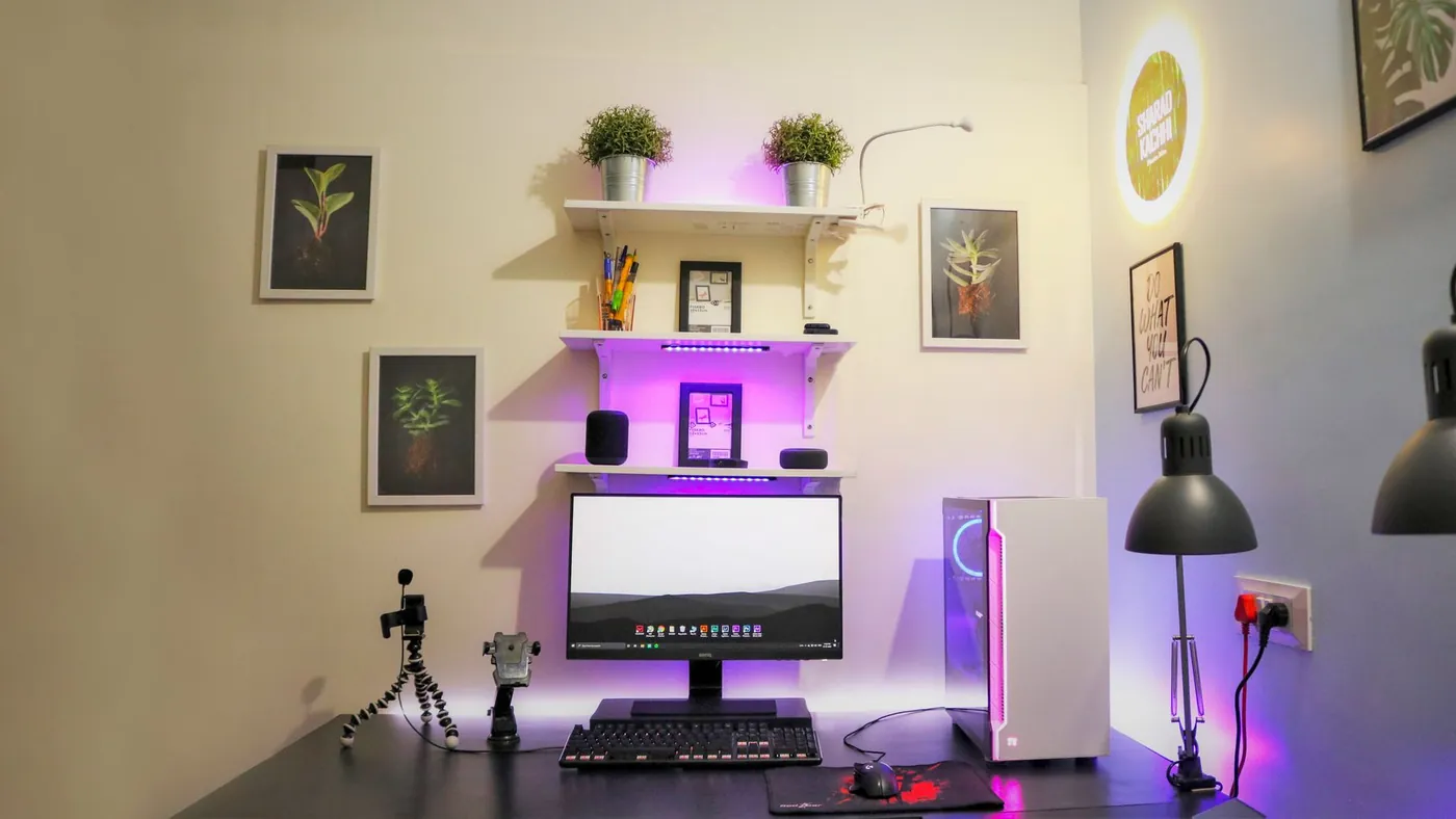 Escritorio con computador y luces